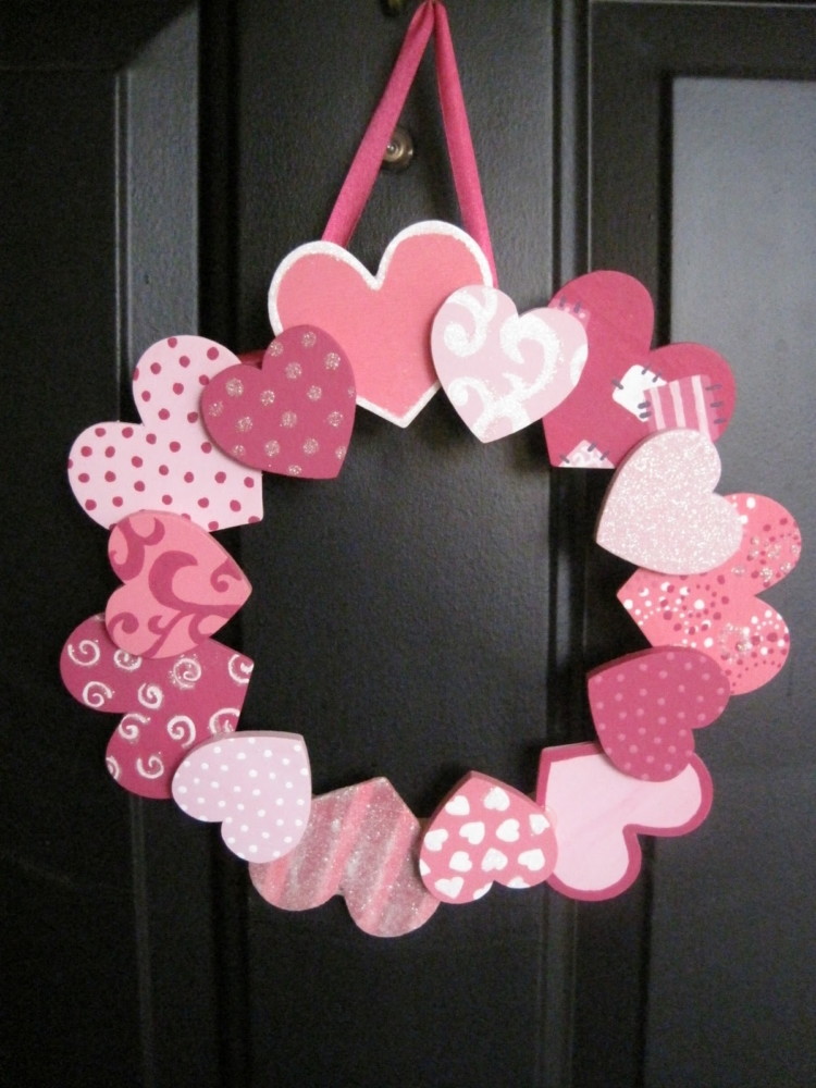 Make a heart wreath with painted wooden hearts and an embroidery hoop