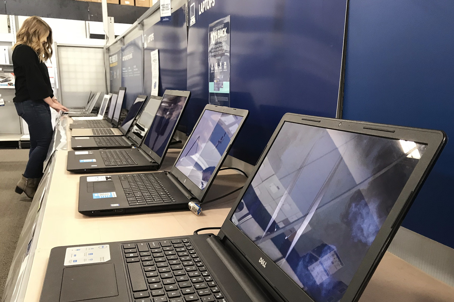 Save 150 On The 15 6 Inch Dell Touchscreen Laptop At Best Buy